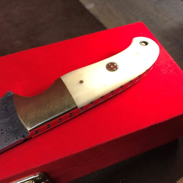 Handgjord Jaktkniv Damascus kamelben Vit