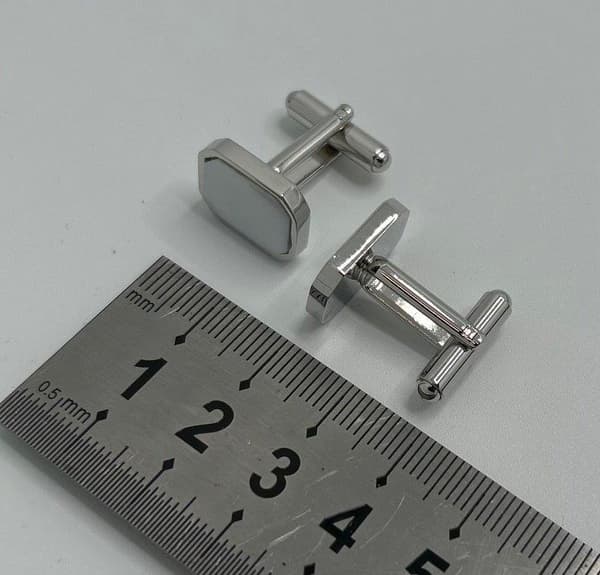 ainutlaatuiset kalvosinnapit Silver
