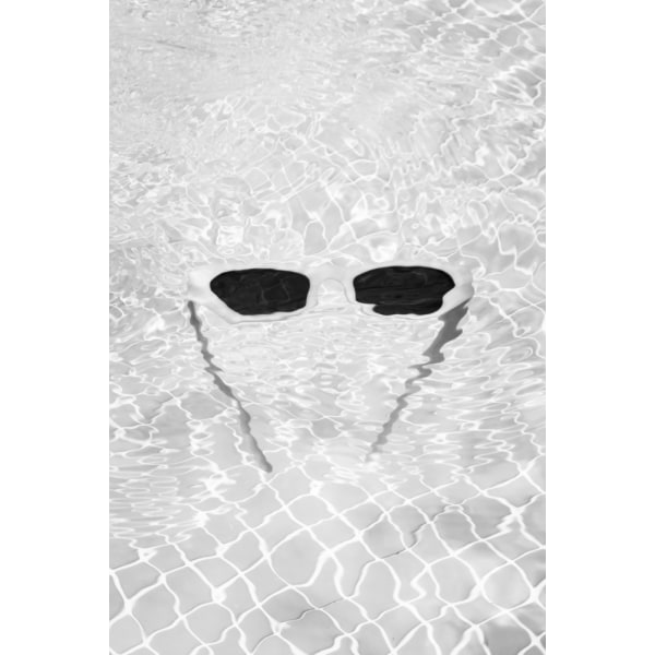 Sunglasses In Pool MultiColor 50x70 cm