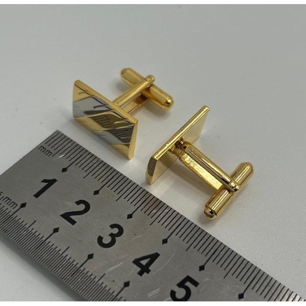 ainutlaatuiset kalvosinnapit Gold