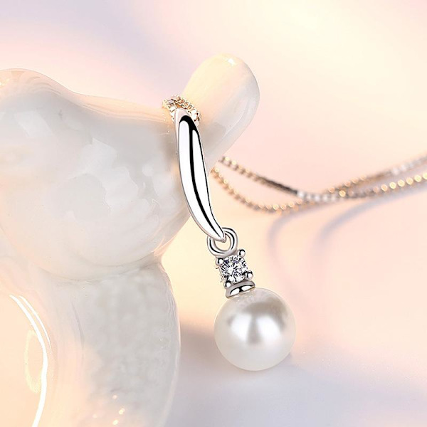 Silverfärgat halsband med imitations pärla