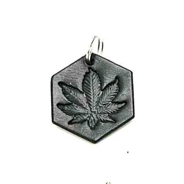 Handgjort hänge av svenskt tärnsjö läder med Ganja