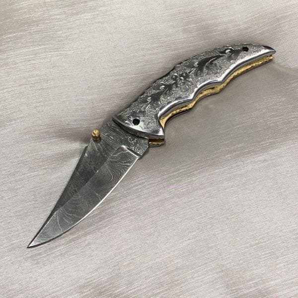 HANDGJORD FÄLLKNIV I DAMASCUS OCH HANDGRAVERADE SIDOR Grey
