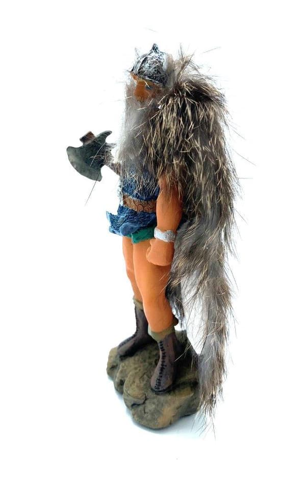Viking krigare handmålad figur yxa och svärd
