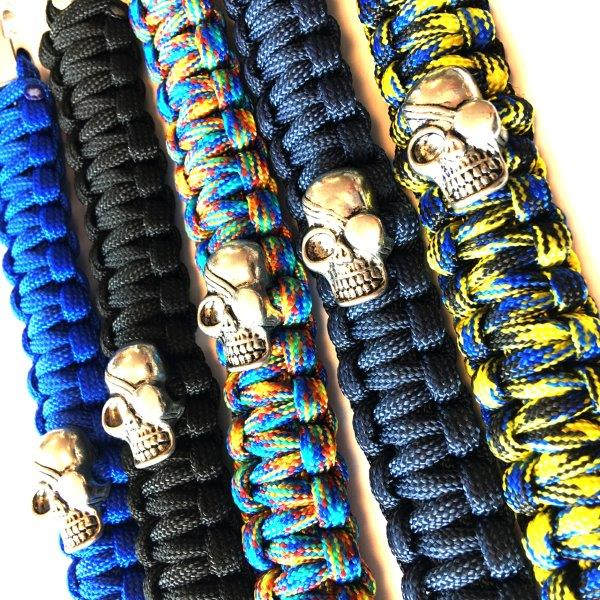 Paracord-rannekoru viileällä kallolla - sininen blå