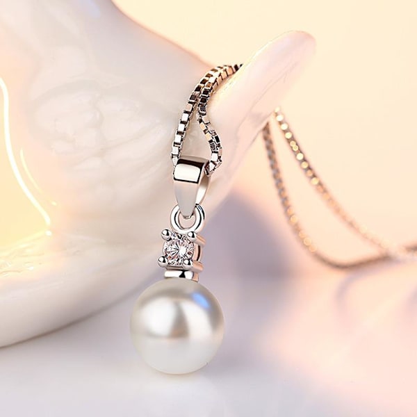 Silverfärgat halsband med imitations pärla