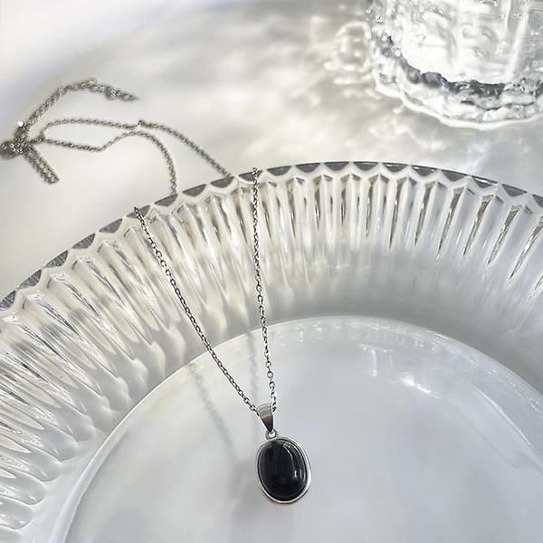 Vintage Musta Onyx-riipuskaulakoru