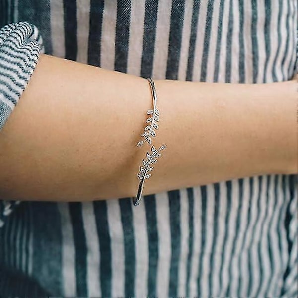 1 Armband med lövmönster prytt med Swarovski-kristaller i presentförpackning