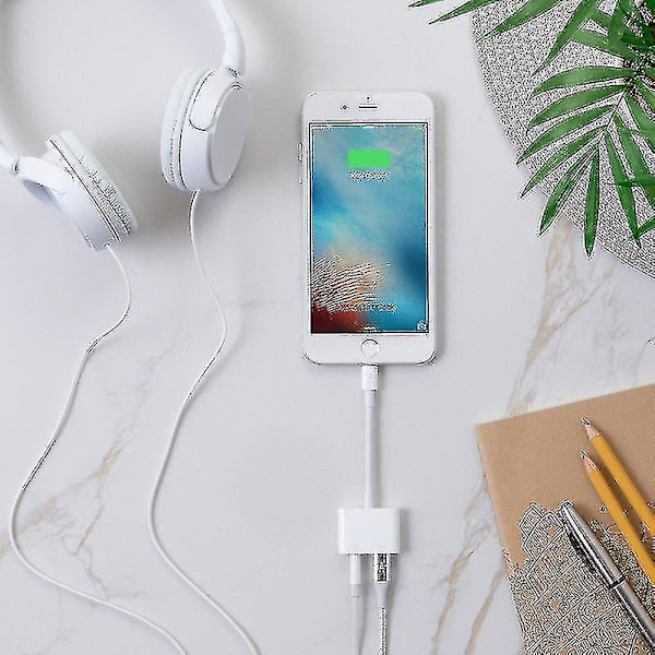 Apple-jakaja - 1x Lightning ja 1x 3,5 mm Aux