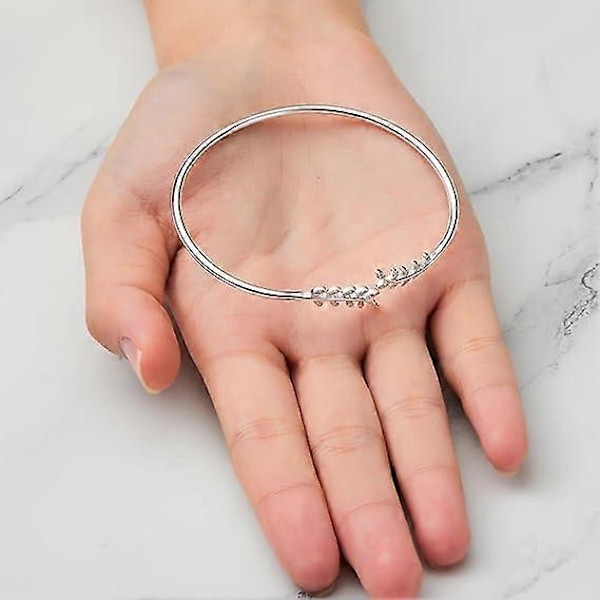 1 Blad mønster armbånd prydet med Swarovski krystaller i gaveæske