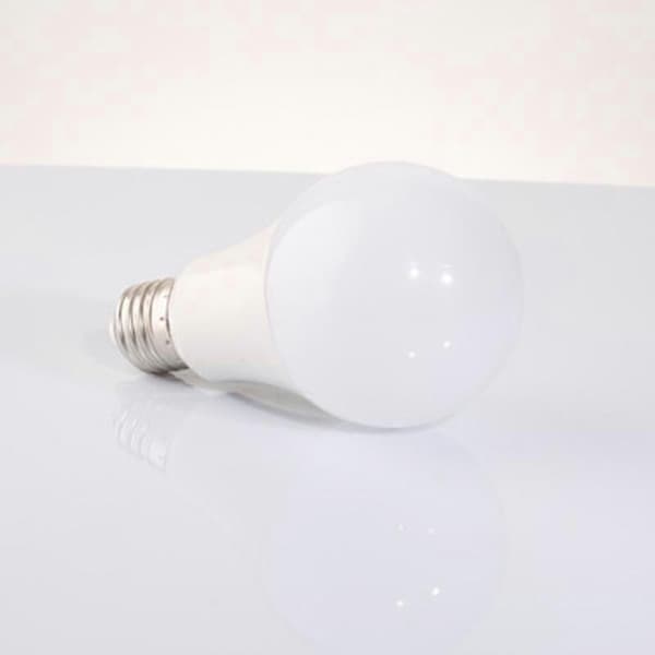 2 kpl LED E27 kierrekanta, 9W (vastaa 60W), Lämmin valkoinen, Himmennettävä