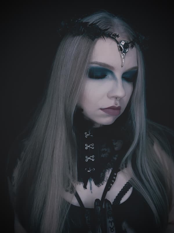 Gotisk svart blomkrona, perfekt för Halloween-cosplay