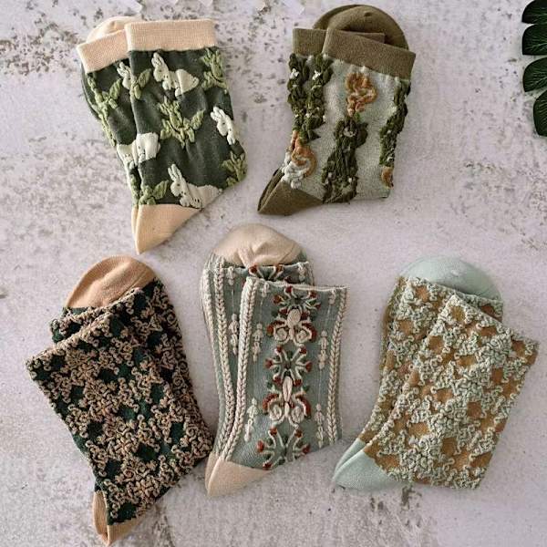 Mub- 5 pairs Retro tredimensionella präglade strumpor höst- och vinterstil medelhöga strumpor söta blommiga damstrumpor