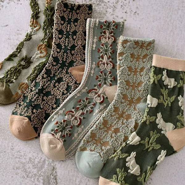 Mub- 5 pairs Retro tredimensionella präglade strumpor höst- och vinterstil medelhöga strumpor söta blommiga damstrumpor