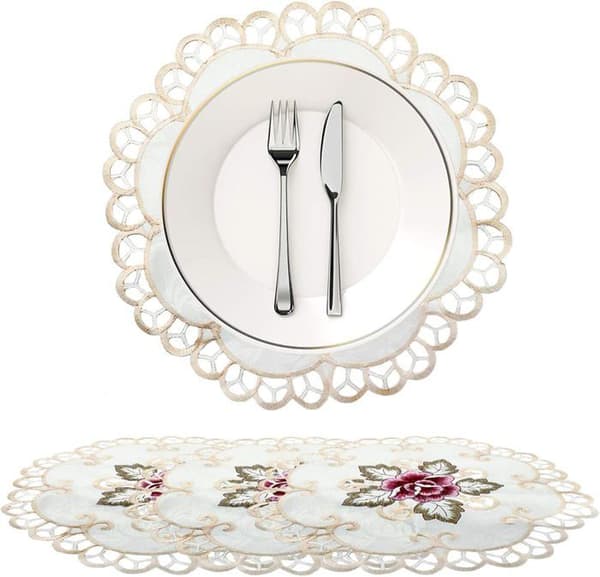 Sett med 4 runde broderte blondeduker (20 cm)