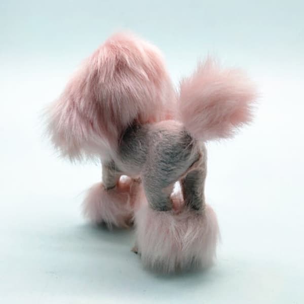 Rosa pudelfigur, simulerad hund, plyschleksaker, presenthantverk, vit White
