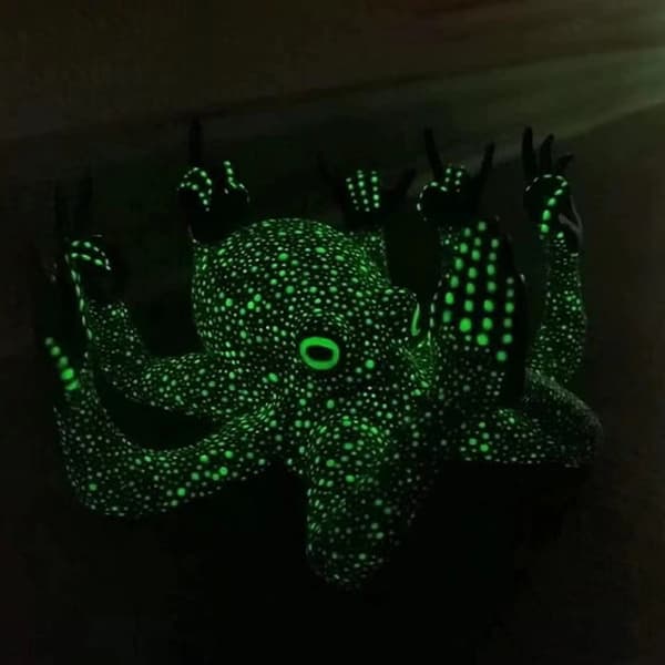 Ljusgest Octopus med pärlemor, Middle Finger Octopus Staty