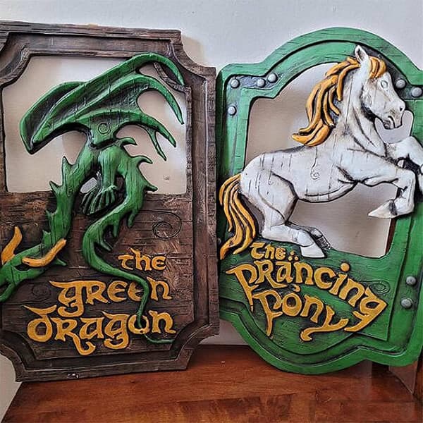 Sagan om ringen Den stegrande ponnyn och Den gröna draken pubskyltar set
