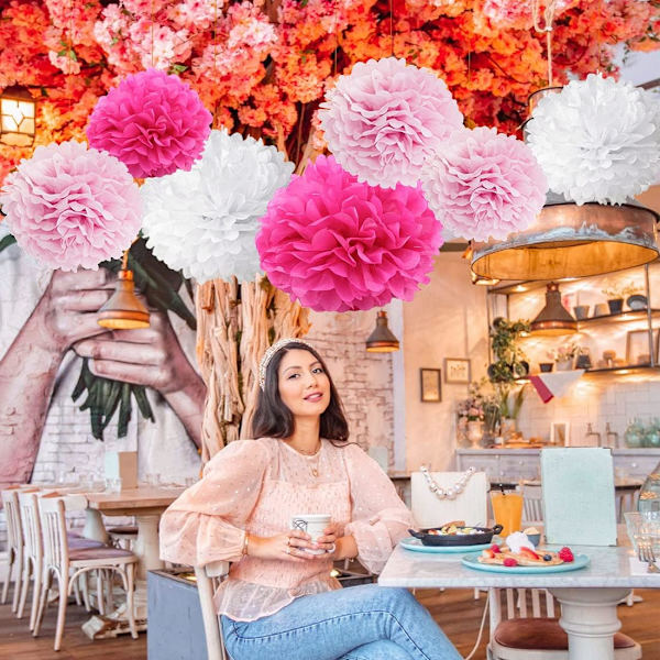 18 lyserøde blomsterpomponer til en piges dåb, silkepapirpomponer. Dekoration til en fødselsdag eller en babyshower