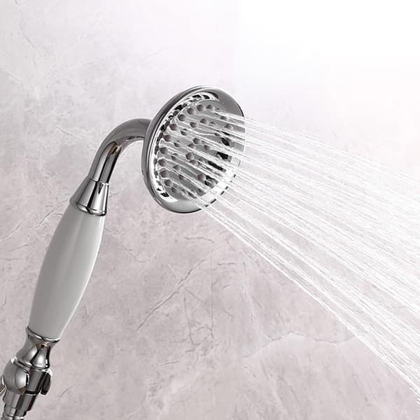 Tradisjonelt dusjhode i krombelagt messing og keramikk for badet