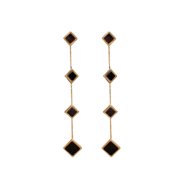 Pinnoitetut pitkät riippukorvakorut pienillä helmiäis/mustilla neliöillä elegantti Tre