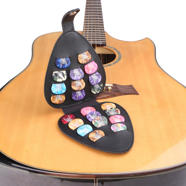 Guitar Pick Holder Case innehåller 22 picks av olika tjocklek och P