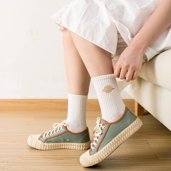 5 par bomullsplanetsokker for kvinner mellomrørsbroderte sokker mote D