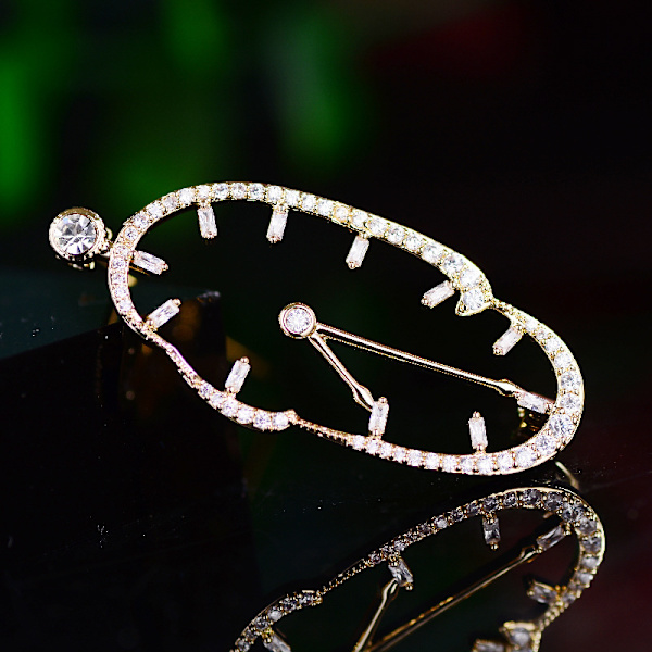 Elegantti messinki mikro Pave Rhinestone Crystal Clock rintaneula solmioneulat Br