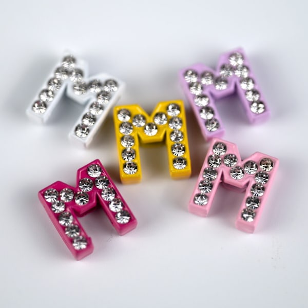 Charm med Strass & Farve bogstavet M - travle Lizzie