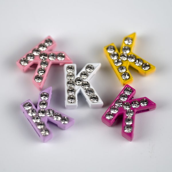 Berlock med Strass & Färg Bostav K - Busy Lizzie