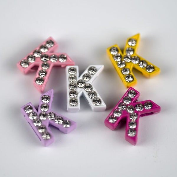 Charm med Strass & Farve bogstavet K - travle Lizzie