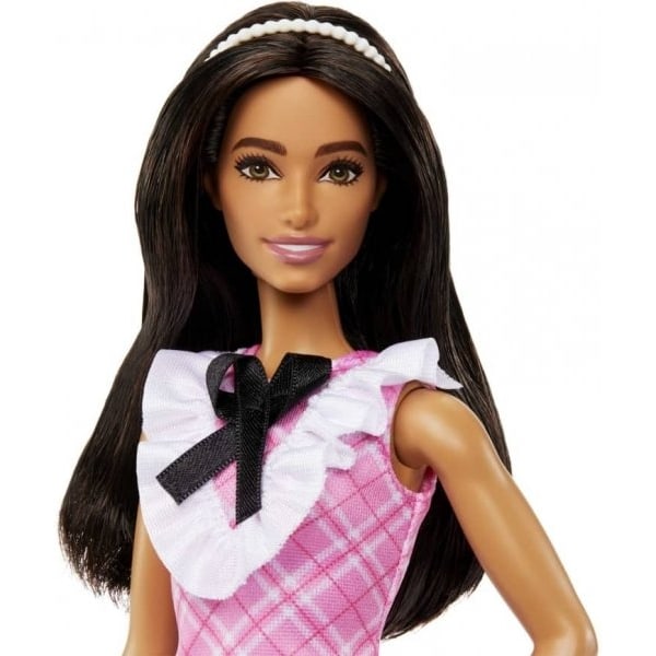 Barbie Fashionista -nukke ruudullisella mekolla