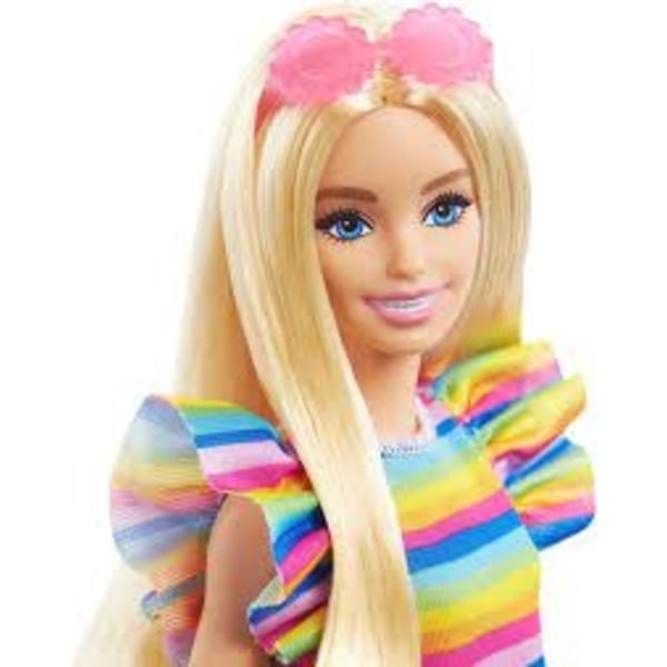 Barbie Fashionista Docka med Regnbågsfärgad Klänning