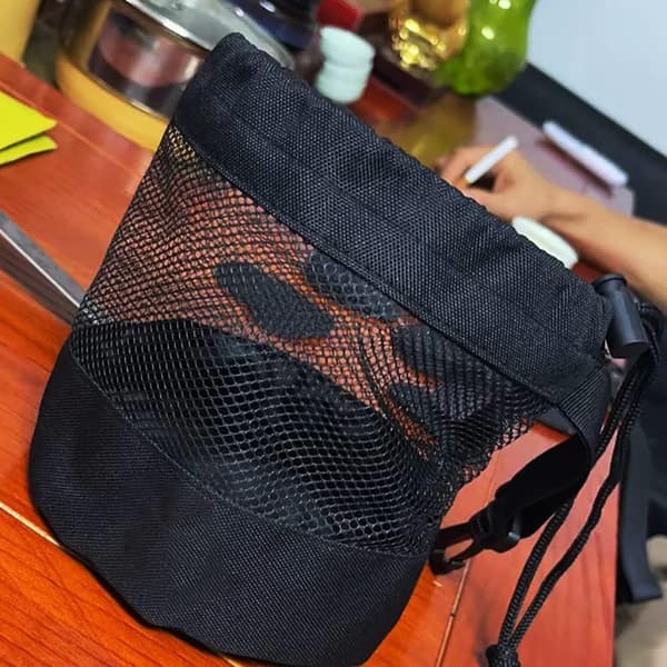 Mesh golfbold opbevaringspose, snørelukning i siden, kapacitet til 16 bolde, 16,5 x 14 cm.