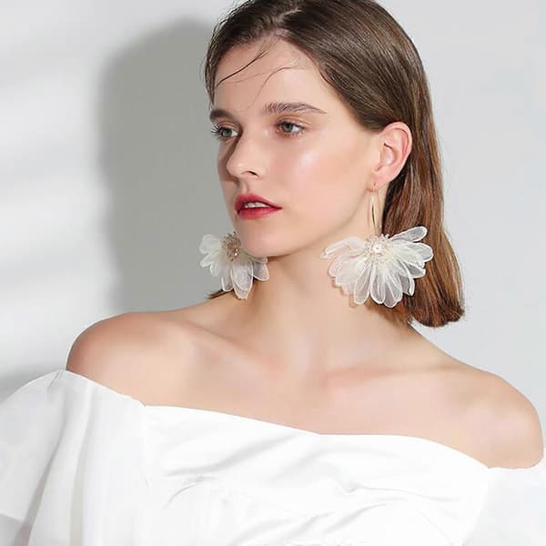 Boho kronblad lange dråbeøreringe store blomsterøreringe overdrevne blomsterkvastøreringe statement strand smykker til kvinder hvid White