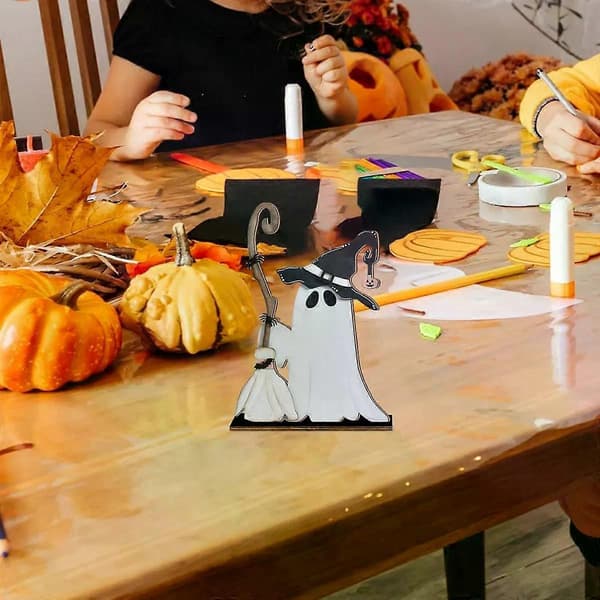 Halloween-dekoration Træspøgelse med heksehat og kost - Sød pynt til hjemmefesten