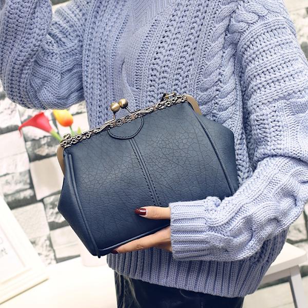 Retro Hollow Handväska för Kvinnor Läder Axelväska Kväll Kuvertväska Kiss Lock Stängning Crossbody Väska Handväska