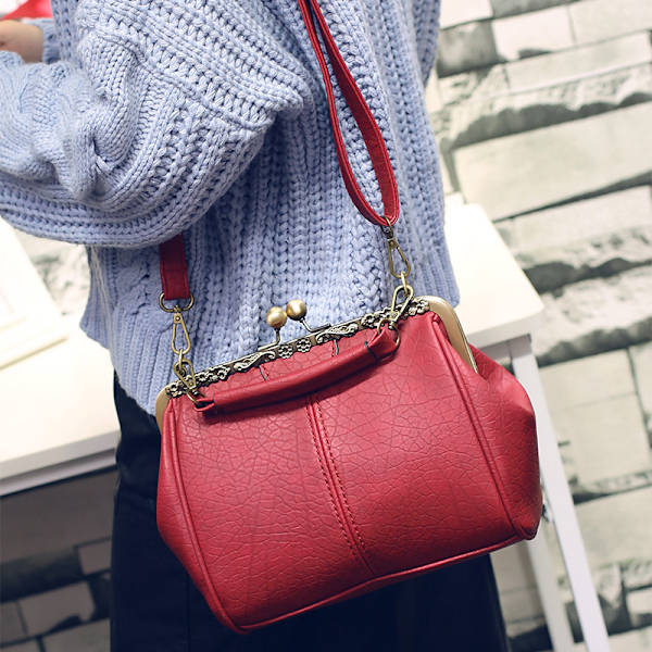 Retro Hollow Handväska för Kvinnor Läder Axelväska Kväll Kuvertväska Kyss Lås Stängning Crossbody Väska Handväska