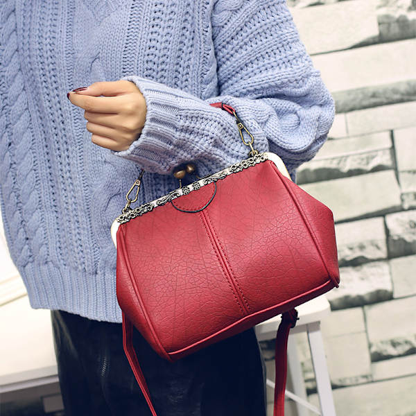 Retro Hollow Handväska för Kvinnor Läder Axelväska Kväll Kuvertväska Kyss Lås Stängning Crossbody Väska Handväska