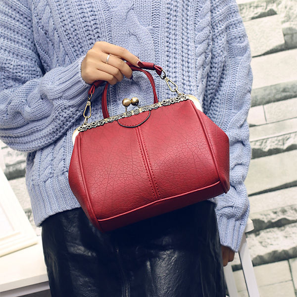 Retro Hollow Handväska för Kvinnor Läder Axelväska Kväll Kuvertväska Kyss Lås Stängning Crossbody Väska Handväska