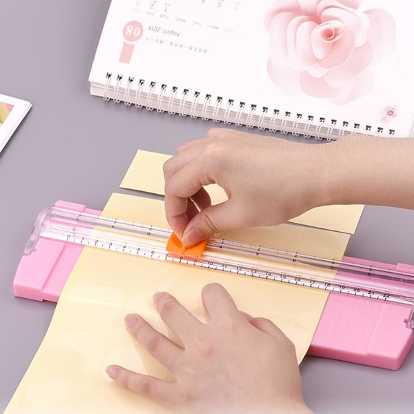 Mini A4 giljotiinipaperileikkuri turvavarmistuksella normaaliin paperin, valokuvien tai tarrojen leikkaamiseen, vaaleanpunainen