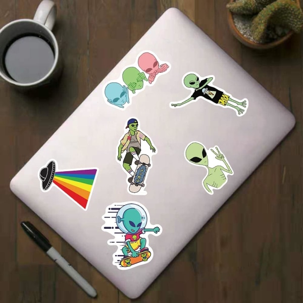 Aliens Stickers Pack för vattenflaskor Laptop, 50st Vinyl Vattentät Estetisk UFO-dekal för klippbok Datortelefon Gitarrbagage