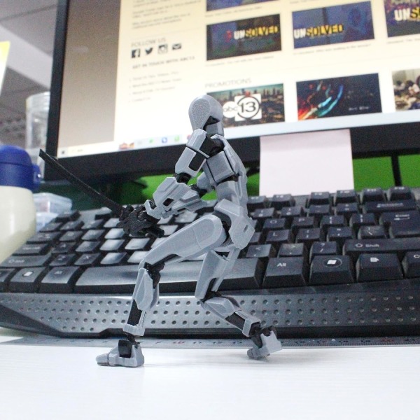 3D- printed ihmiskehon mallilelu, moninivelinen liikkuva robotti, PVC-malli, työpöydän sisustusta muuntava toimintahahmo, vaaleanpunainen