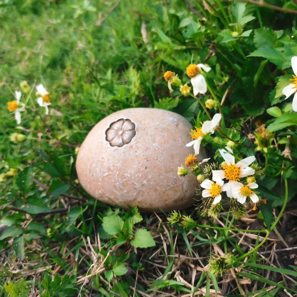 Koiran hautamerkki, tukeva ja hieno hartsista valmistettu lemmikkieläinten muistokivi takapihalle (pieni kukkakivi, keltainen hiekka)