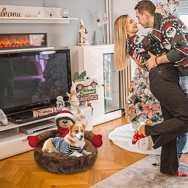 Jouluinen koiranpeti, lämmin lemmikkisänky, tummanruskea karhukojun tyyny liukumattomalla pohjalla, kodikas talviretriitti kissoille ja pienille koirille, M