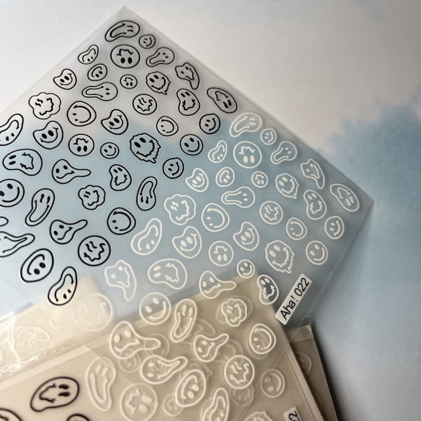 Graffiti Fun Nail Art Stickers Abstrakt Leende Ansikte Nagel Dekaler 3D Självhäftande Trend Charm Svart och Vitt Vridet Leende Ansikte Nagel Design 5 st