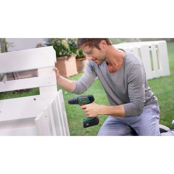 Bosch UniversalDrill 18 förarborr (2 batterier 1,5Ah + SystemBox + 241 tillbehör)