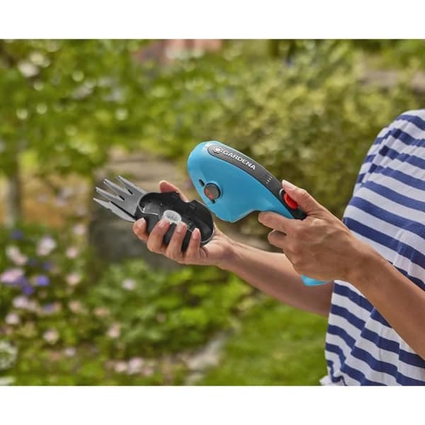 Kit Cisail A ClassicCut Li + Telescopic Handle + Wheels- 3.6V/2.5 AH- Skydd av blad USB-C- 9886-20