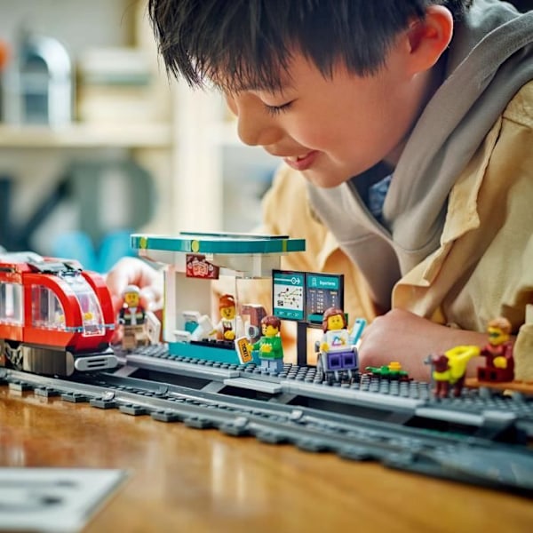 LEGO City 60423 City Centre Spårvagn och Station, fordon för barn från 7 år och uppåt