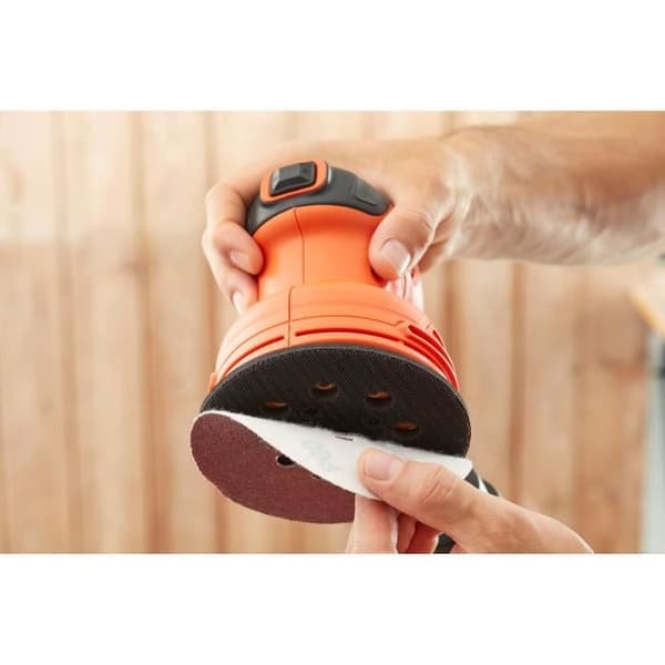 BLACK & DECKER Slumpmässig slingrats i bana -230 watt
